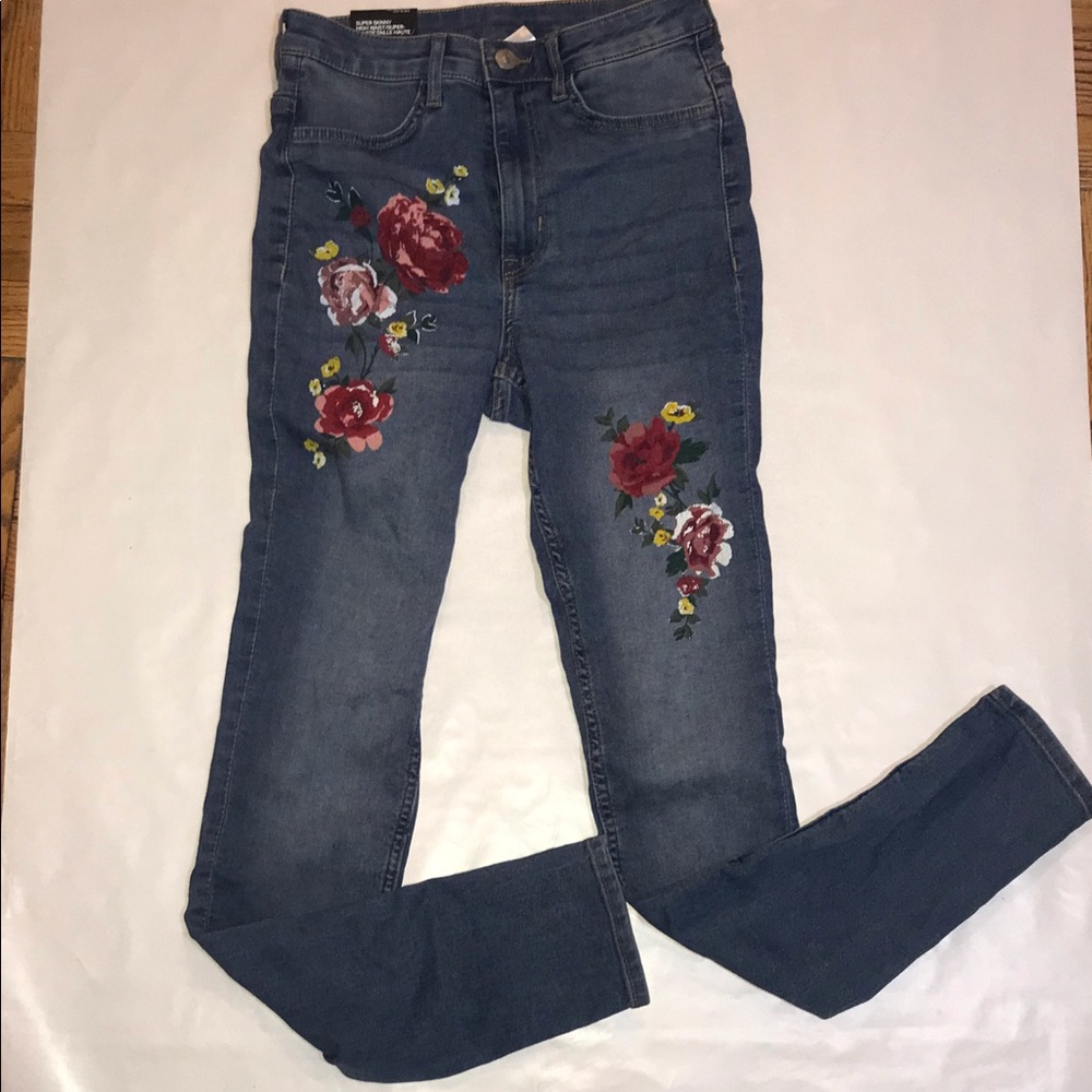 H&M Floral Jeans. Never been worn! Size US 6